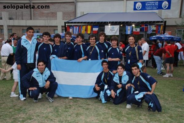 La selección de Argentina, portando su bandera. (Foto:solopaleta.com)